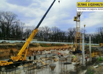 Строители начали монтировать железобетонный каркас нового онкоцентра