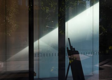 Свет вместо гипсокартона: почему стеклянные перегородки меняют пространство