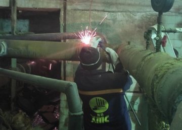 «Тепловые сети», несмотря на обстрелы, продолжают перекладывать трубопроводы «Тепловые сети», несмотря на обстрелы, продолжают перекладывать трубопроводы