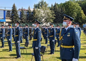 В Харькове 585 молодых офицеров получили первые военные погоны