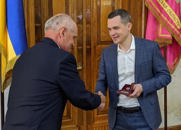 Накануне Дня Конституции Алексей Кучер передал жителям Харьковской области государственные награды