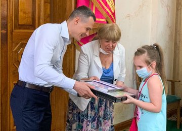 Алексей Кучер вручил награды победителям Областного художественного конкурса детского рисунка «Мир и я»