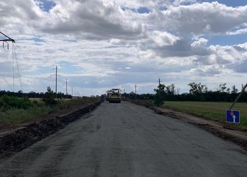 В Великобурлукском районе восстанавливают 3,7 км дороги Старый Салтов - Приколотное