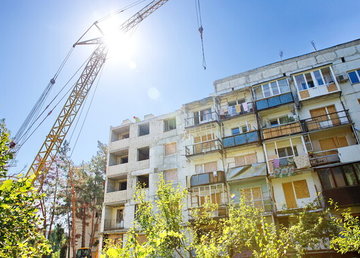 У Чугуєві відновлюють два багатоквартирні будинки, пошкоджені російськими обстрілами