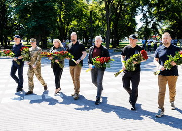 У День Конституції Олег Синєгубов вшанував пам'ять полеглих Захисників і Захисниць України