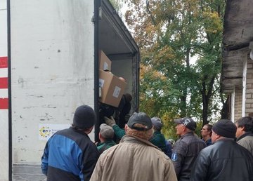У деокуповане село Піски Радьківські вперше доставили гуманітарну допомогу