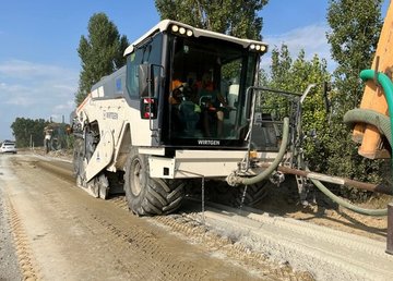 У Харківському районі ремонтують дорогу