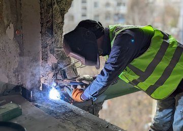 У постраждалих від обстрілів громадах відновлюють житлові будинки