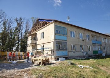 У селі Нова Гусарівка відновлюють будинок, пошкоджений від російських обстрілів