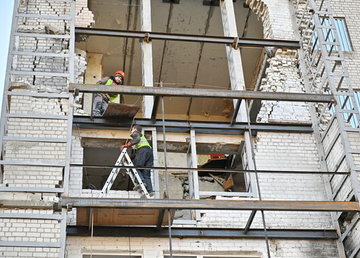 У селищі Докучаєвське закінчують консервувати будинок, який постраждав від обстрілів рф