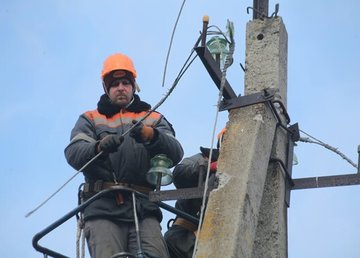 У Старосалтівській громаді відновлюють електропостачання