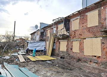 У Золочівській громаді відновлюють будинок, пошкоджений російськими обстрілами