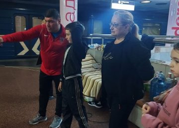 Учителя и воспитатели работают с детьми на станциях метро Учителя и воспитатели работают с детьми на станциях метро