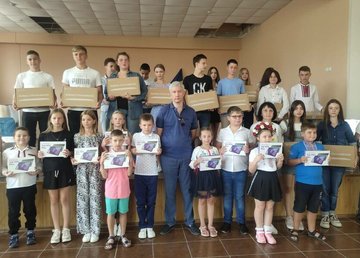 Учні шкіл Роганської громади отримали 270 девайсів для навчання