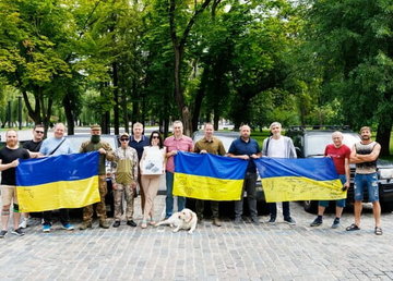 Українські захисники отримали автомобілі та дрон