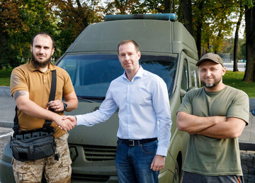 Українським захисникам передали авто екстреної допомоги