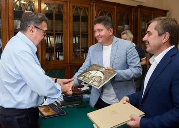 Университету имени Каразина передали уникальные издания об истории Харькова 