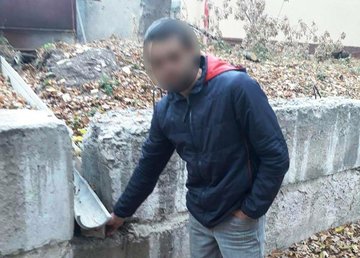 В Балаклейском районе полицейские перекрыли канал сбыта наркотиков В Балаклейском районе полицейские перекрыли канал сбыта наркотиков