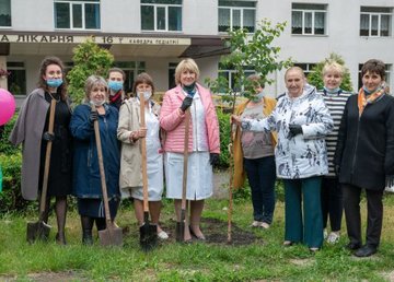 В больнице №16 поздравили детей и высадили «Аллею надежды» В больнице №16 поздравили детей и высадили «Аллею надежды»