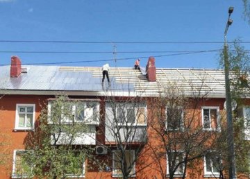 В домах харьковчан ремонтируют поврежденные обстрелами кровли В домах харьковчан ремонтируют поврежденные обстрелами кровли