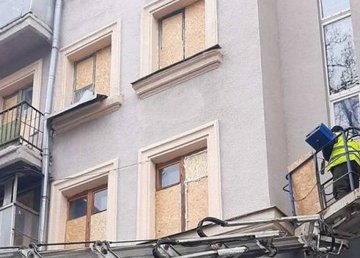 В домах, поврежденных в результате вчерашнего обстрела, продолжаются восстановительные работы В домах, поврежденных в результате вчерашнего обстрела, продолжаются восстановительные работы