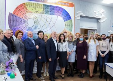 В двух школах Новобаварского района появились интерактивные кабинеты химии В двух школах Новобаварского района появились интерактивные кабинеты химии