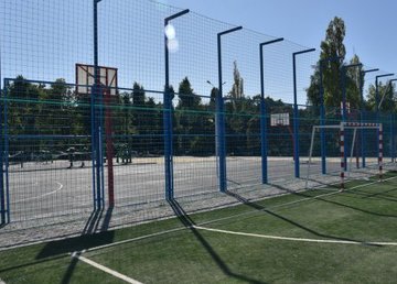 В гимназии №144 открыли реконструированный стадион 
