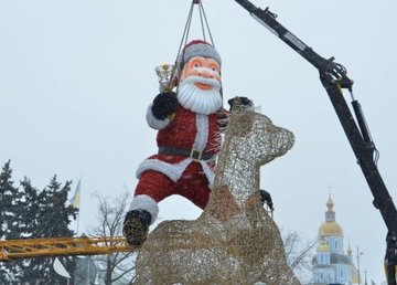 В городе демонтируют новогодние инсталляции 