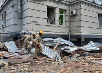 В городе продолжают разбирать завалы разрушенных зданий