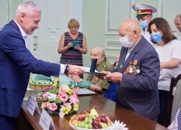 В городском совете наградили участников войны