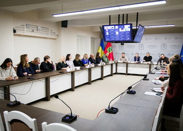 В Харківській ОВА на «Діалозі влади та бізнесу» обговорили питання підтримки підприємств ритейлу В Харківській ОВА на «Діалозі влади та бізнесу» обговорили питання підтримки підприємств ритейлу