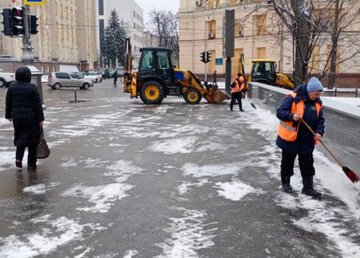 В Харькове более двух тысяч коммунальщиков убирают снег В Харькове более двух тысяч коммунальщиков убирают снег
