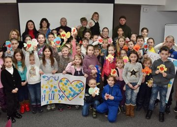 В Харькове дети сделали открытки для военных В Харькове дети сделали открытки для военных