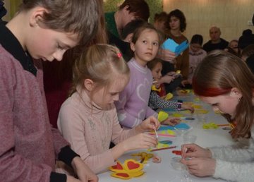 В Харькове дети сделали открытки для защитников