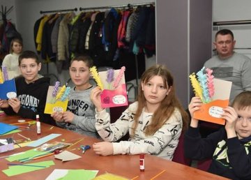 В Харькове для детей провели мастер-класс по изготовлению весенних открыток