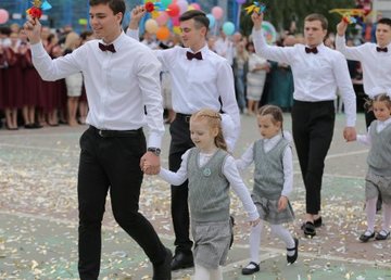 В Харькове для восьми тысяч выпускников прозвучал последний звонок В Харькове для восьми тысяч выпускников прозвучал последний звонок