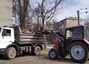 В Харькове ежедневно работает спецтехника по вывозу мусора 