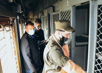 В Харькове гвардейцы провели совместные занятия с проводниками спецвагонов В Харькове гвардейцы провели совместные занятия с проводниками спецвагонов