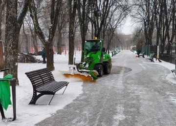 В Харькове около двух тысяч коммунальщиков убирают снег  В Харькове около двух тысяч коммунальщиков убирают снег