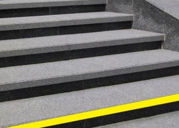 В Харькове отремонтируют два перехода и обновят на входах в метро желтые ленты