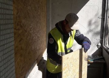 В Харькове повреждения домов устраняют почти полтысячи строителей