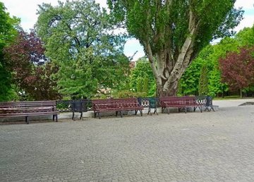 В Харькове приводят в порядок скамейки и ограждения 