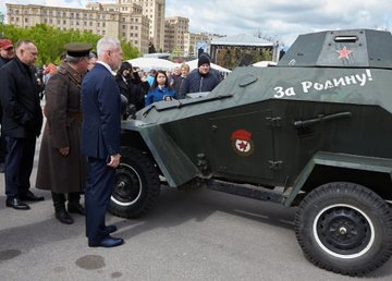 В Харькове прошла выставка военной техники и ретроавтомобилей В Харькове прошла выставка военной техники и ретроавтомобилей