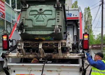 В Харькове работает спецтехника по вывозу мусора  В Харькове работает спецтехника по вывозу мусора