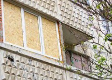 В Харькове ремонтируют поврежденные обстрелами окна и кровли