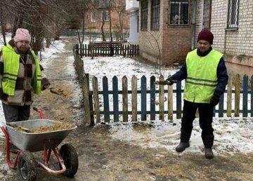 В Харькове снег и лед убирают почти две тысячи коммунальщиков В Харькове снег и лед убирают почти две тысячи коммунальщиков