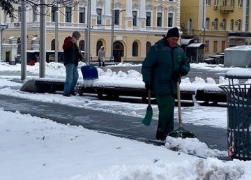 В Харькове снег убирают почти 2 тысячи коммунальщиков В Харькове снег убирают почти 2 тысячи коммунальщиков