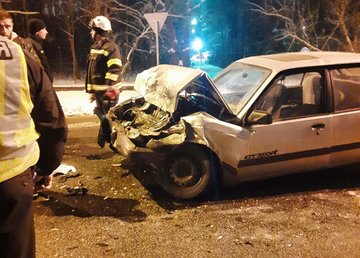 В Харькове спасатели вытащили из кювета автомобиль В Харькове спасатели вытащили из кювета автомобиль