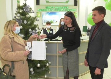 В Харькове торжественно вручили 300-тысячную «Карточку харьковчанина» 