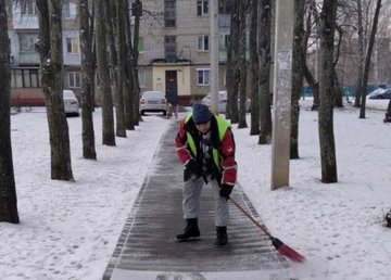 В Харькове убирают снег более двух тысяч коммунальщиков В Харькове убирают снег более двух тысяч коммунальщиков